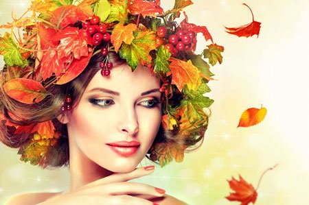 kobieta z jesiennymi liści we włosach